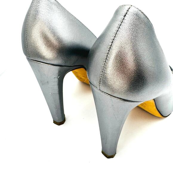 Chanel Metallic Silver/Black Pearl & Crest Embellished Cap-Toe Heels size 39 - Picture 8 of 10